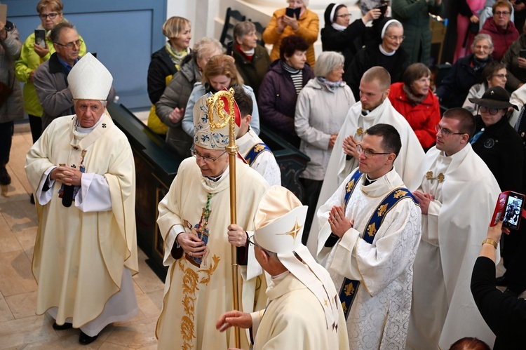 Pieta z nowymi koronami wróciła na swoje miejsce