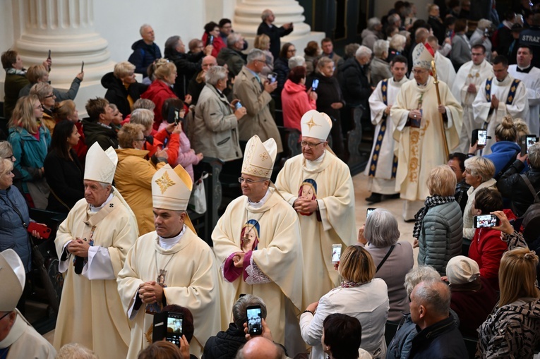 Pieta z nowymi koronami wróciła na swoje miejsce