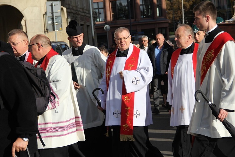 Za św. Stanisławem i św. Dorotą