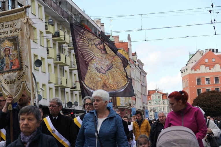 Za św. Stanisławem i św. Dorotą