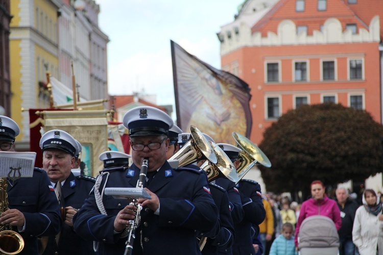 Za św. Stanisławem i św. Dorotą