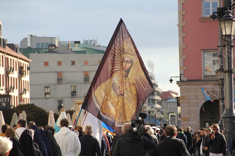 Za św. Stanisławem i św. Dorotą