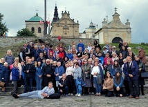 Pątnicy u stóp sanktuarium.