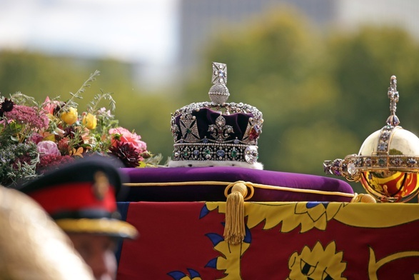 Trumna z ciałem Elżbiety II złożona do grobu podczas prywatnej ceremonii