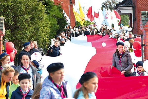 ▲	Zmienna jesienna aura nie odstraszyła tych, którzy chcieli afirmować życie.