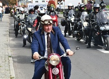 ▲	Międzyrzeczanin dołączył do innych motocyklistów podczas tegorocznej Pielgrzymki Mężczyzn, a potem zdjął kask i założył komżę. Na zdjęciu: Przejazd z międzyrzeckiego zamku do sanktuarium.