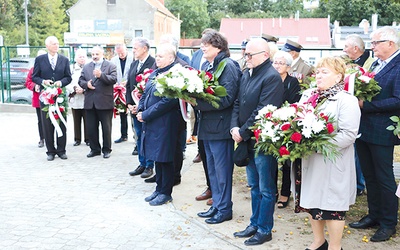 ▲	Wydarzenie rozpoczęło się od złożenia kwiatów i zniczy przy pomniku Wołyńskim.