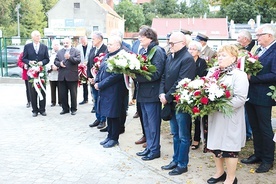 ▲	Wydarzenie rozpoczęło się od złożenia kwiatów i zniczy przy pomniku Wołyńskim.