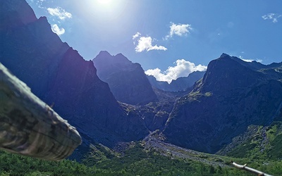 ▲	Tatry pozwalają dostrzec piękno Bożego stworzenia.  Górskie wędrówki i godziny rozmów mogą stać się inspiracją  do włączenia się we wspólnotę duszpasterską.