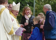 ▲	Z pielgrzymami modlił się bp Piotr Greger.