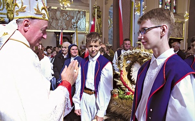 ▼	W trakcie głównej uroczystości odpustowej podziękowano za plony, których znakiem były dożynkowe wieńce przyniesione przez pątników z całego regionu.