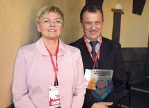 ▲	Pamiątkowe zdjęcie z małżonką. Joanna Kaptur pragnie podziękować wszystkim, którzy towarzyszyli jej i rodzinie  w czasie uroczystości pogrzebowych.