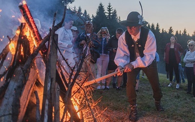 ▲	Watry palono w czasie wypasu owiec. Był to rytuał, który przywoływał pamięć o zmarłych. W Zieleńcu od kilku lat takie ogniska pali się na cześć św. Anny w przededniu jej wspomnienia.  Jest ona patronką kościoła, w którym od lat 50. XX wieku posługują franciszkanie.