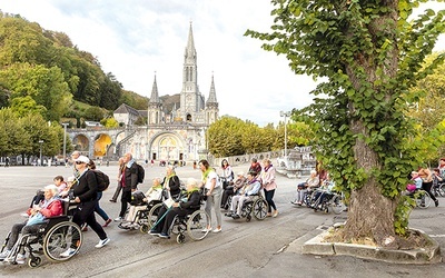 Pielgrzymi przed sanktuarium w Lourdes.