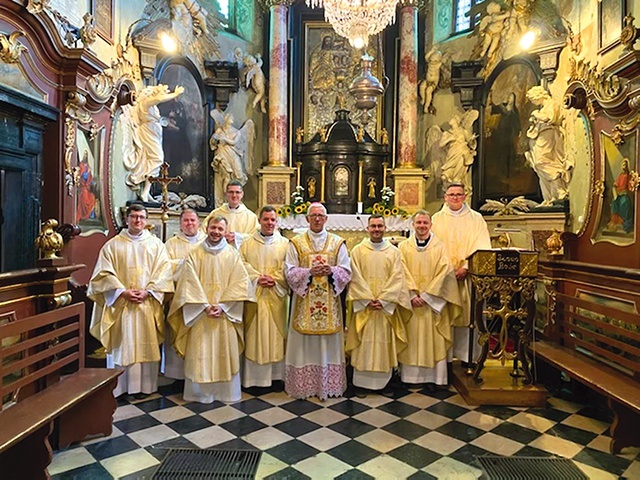 Młodzi kapłani z metropolitą katowickim.