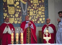 Metropolita warszawski odprawił Mszę św. przy ołtarzu polowym w ogrodzie klasztornym.