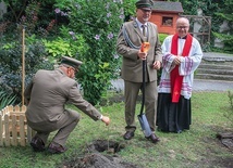 	Od lewej: nadleśniczy Marek Cholewa (z sadzonką),  dyrektor Damian Sieber i ordynariusz opolski.