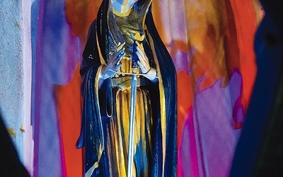 Figura patronki znajduje się w bocznym ołtarzu.