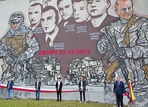 Dzieło znajduje się na ścianie budynku przy ul. gen. Hallera 22.