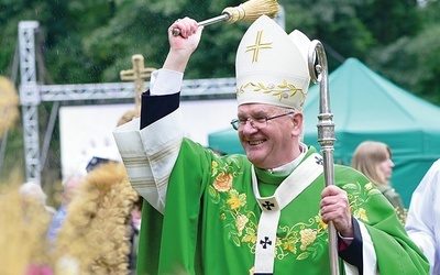 Abp Józef Górzyński poświęcił przyniesione przez rolników płody rolne oraz wieńce dożynkowe.