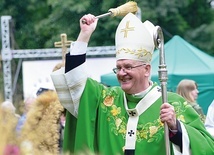 Abp Józef Górzyński poświęcił przyniesione przez rolników płody rolne oraz wieńce dożynkowe.