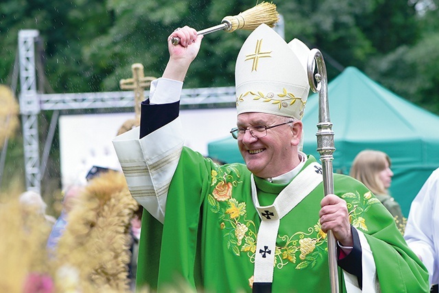 Abp Józef Górzyński poświęcił przyniesione przez rolników płody rolne oraz wieńce dożynkowe.