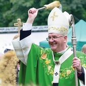 Abp Józef Górzyński poświęcił przyniesione przez rolników płody rolne oraz wieńce dożynkowe.