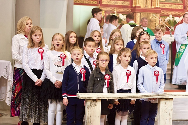 Uroczystości rozpoczęły się od odśpiewania hymnu Sybiraków przez dzieci z SP nr 5 w Olsztynie.