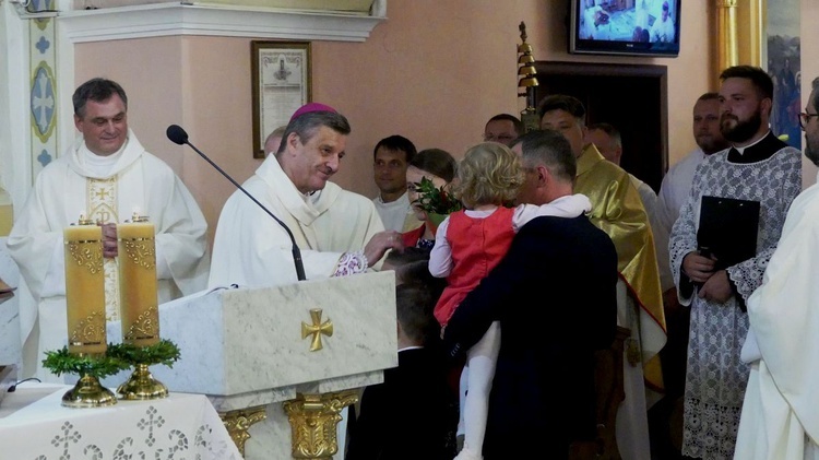Przedstawiciele bulowickich rodzin powitali biskupa Romana Pindla w Bulowicach.