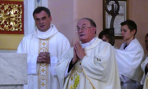Na pierwszym planie, z prawej - ks. kan. Józef Pilch, poprzedni proboszcz w Bulowicach, z lewej jego następca ks. Jacek Orszulik.