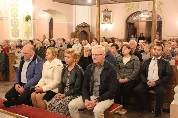 Parafianie z Bulowic podczas Mszy św. dziękczynnej za 200 lat konsekracji kościoła.