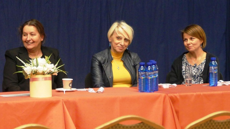Od lewej: wójt Barbara Kos-Harat oraz prowadzące prelekcje dla ratowników: Renata Szczepańska i Aneta Krawczyk.
