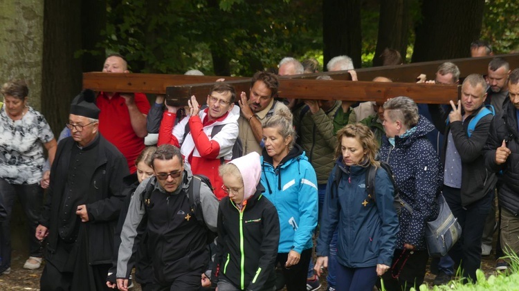 Wszystkie pokolenia niosły krzyż w czasie Drogi Krzyżowej na kalwaryjskich dróżkach.