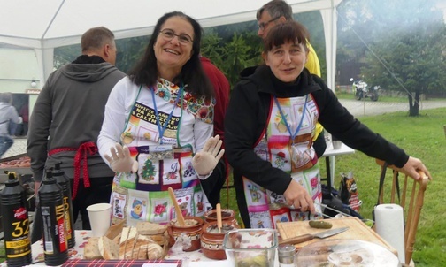 Domowy smalec, kiszone ogórki i przysmaki z grilla serwowane przez parafian cieszyły się zasłużonym powodzeniem.