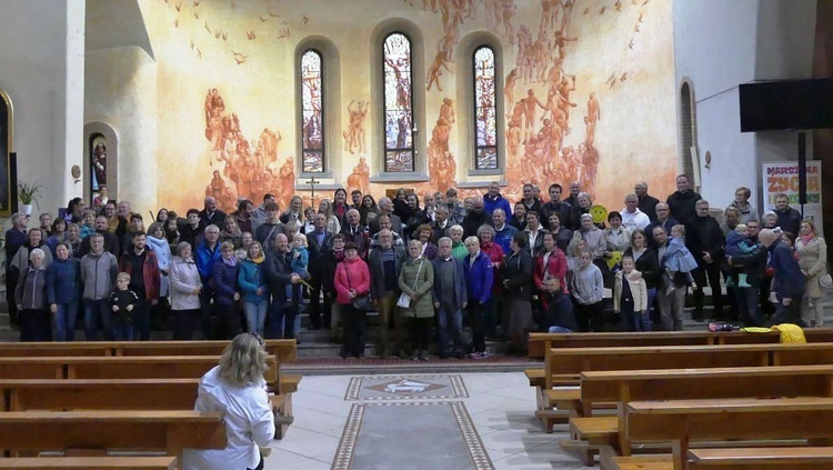 Najwytrwalsi uczestnicy marszu po koncercie zespołu Fausystem w kościele św. Józefa na Zasolu.
