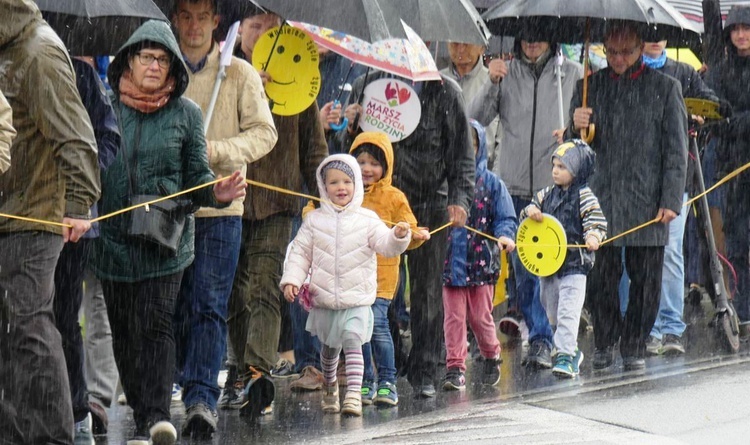 Mimo ulewnego deszczu ulicami Oświęcimia dziarsko maszerowały nawet maluchy.