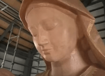 Japoński rzeźbiarz stworzył 10-metrową rzeźbę Maryi 