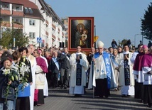 Procesja z cudownym obrazem podczas przeniesienia go do kościoła Matki Bożej Różańcowej w Lublinie.