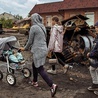 Rodzina przechodzi obok szczątków czołgu w odzyskanym mieście Izium w rejonie Charkowa.
15.09.2022 Izium