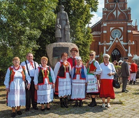 Kurpie chętnie fotografują się pod pomnikiem brata  Zenona.