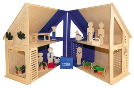 Nowoczesny domek  dla lalek połączony z grą edukacyjną, rozwijającą kompetencje dzieci – praca Agnieszki Pluszczewicz.