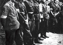 Grupa żołnierzy batalionu partyzanckiego Okręgu Śląskiego AK „Surowiec”. Trzeci od lewej dowódca batalionu por. Gerard Woźnica „Hardy”.  Lipiec 1944 r.