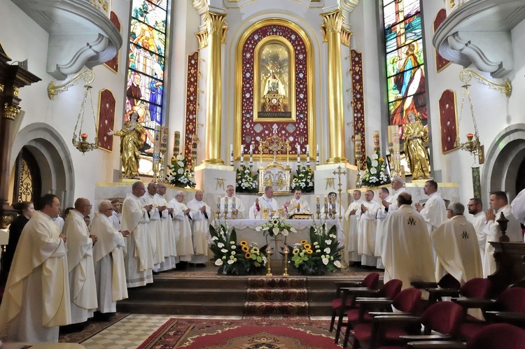 Limanowa - centralna uroczystość: powitanie pielgrzymów