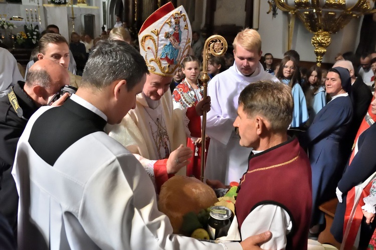 Limanowa - centralna uroczystość: powitanie pielgrzymów