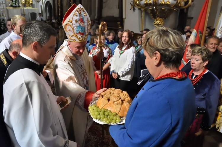 Limanowa - centralna uroczystość: powitanie pielgrzymów