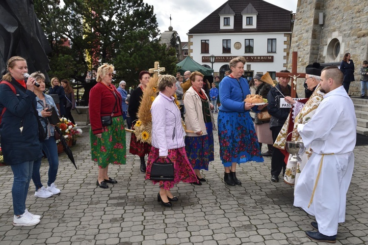 Limanowa - centralna uroczystość: powitanie pielgrzymów