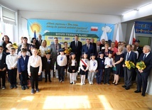 Pamiątkowe zdjęcie z ministrem edukacji i nauki Przemysławem Czarnkiem.