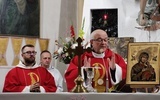 Przy ołtarzu stanęli dwaj księża zaangażowani w działania lokalnych wspólnot.