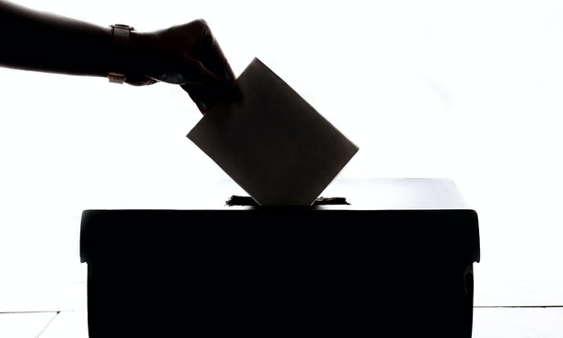 Władze: w Mariupolu ludzie zmuszani do głosowania w "referendum" pod lufami automatów