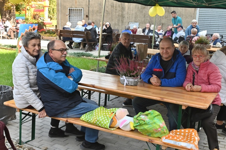 Sadzenie żonkili w dzierżoniowskim ZOL-u